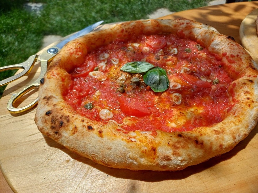 Pizza Marinara Napoletana napoletană, gătită live de Mr. Pizzerota