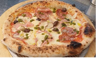 Pizza Quattro Stagioni napoletană, gătită live de Mr. Pizzerota